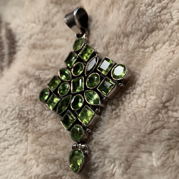Sterling silver and peridot pendant - Picture 2 of 7